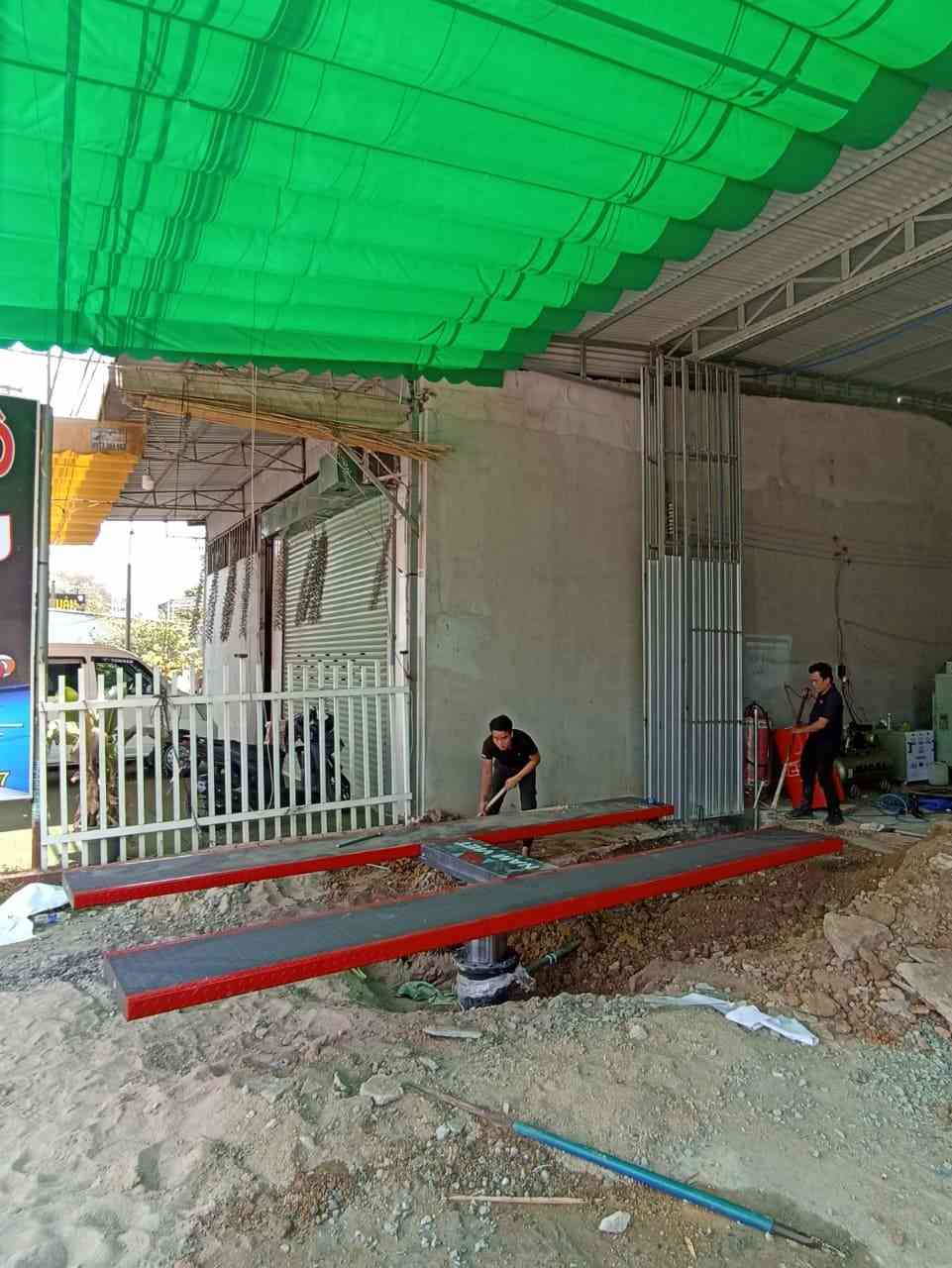 Lắp đặt cầu nâng 1 trụ âm nền cho anh Hải