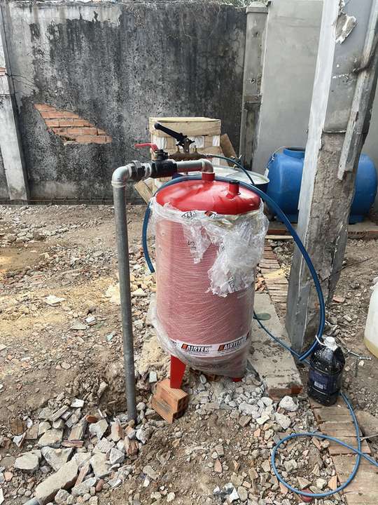 Lắp đặt cầu nâng 1 trụ âm nền KASPI K4000SG-A2 cho anh Trí tại huyện Cần Đước, Long An 6 bình thủy lực cho cầu nâng rửa xe ô tô