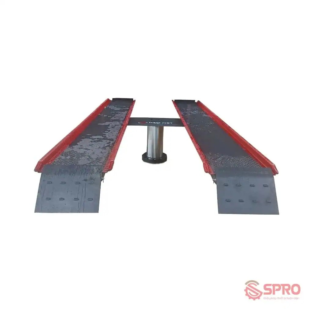 cầu nâng 1 trụ bàn âm nền vs - Đánh giá cầu nâng 1 trụ bàn nổi: Phương án bàn nổi được đặt trực tiếp trên nền bê tông phẳng, xe lên cầu thông qua 2 dốc dẫn ở đầu bàn nâng.