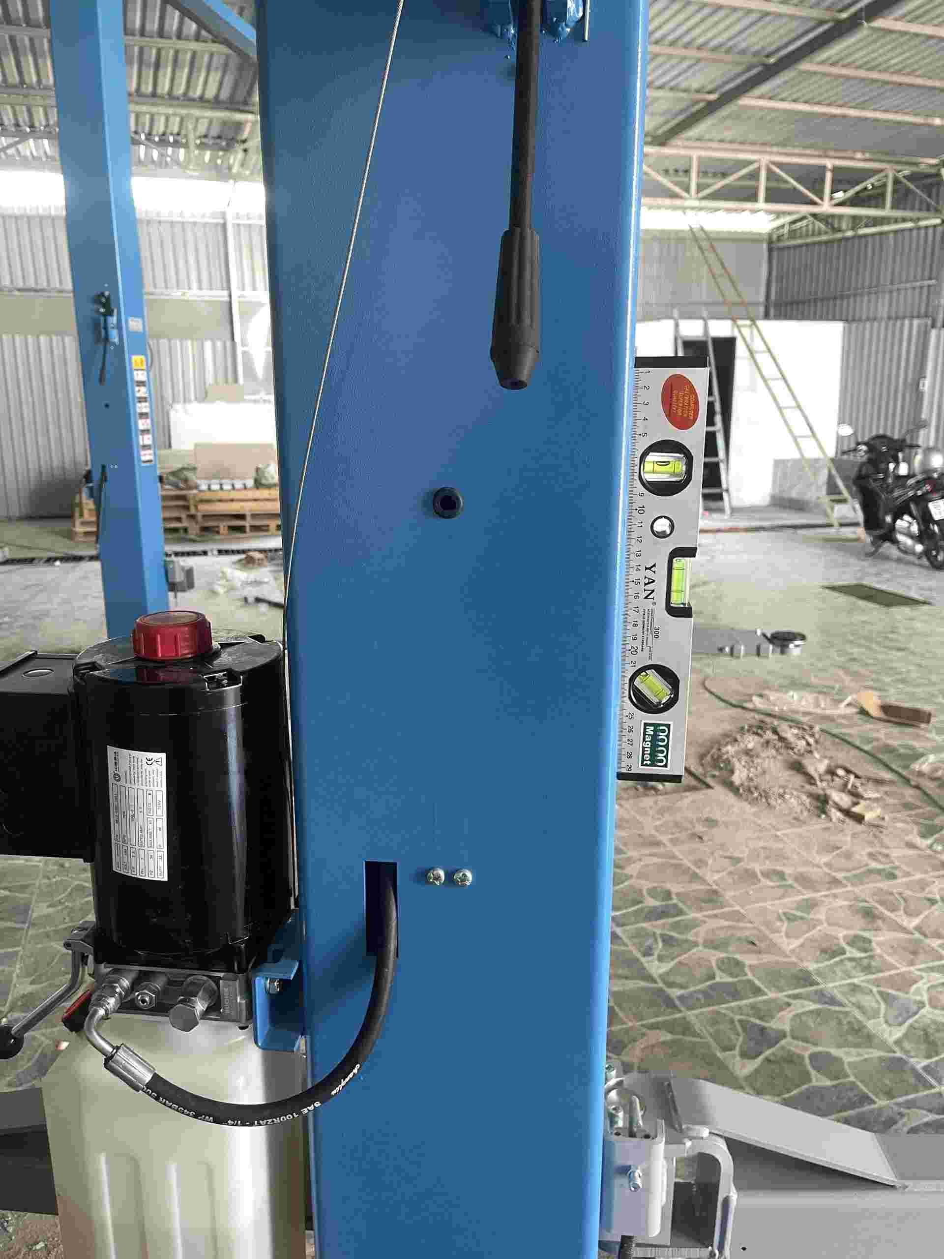 Bàn giao cầu nâng ô tô 2 trụ TITANO STD-6340AM 4 tấn cho anh Huy ở Năm Căn, Cà Mau 11 cầu nâng 2 trụ titano