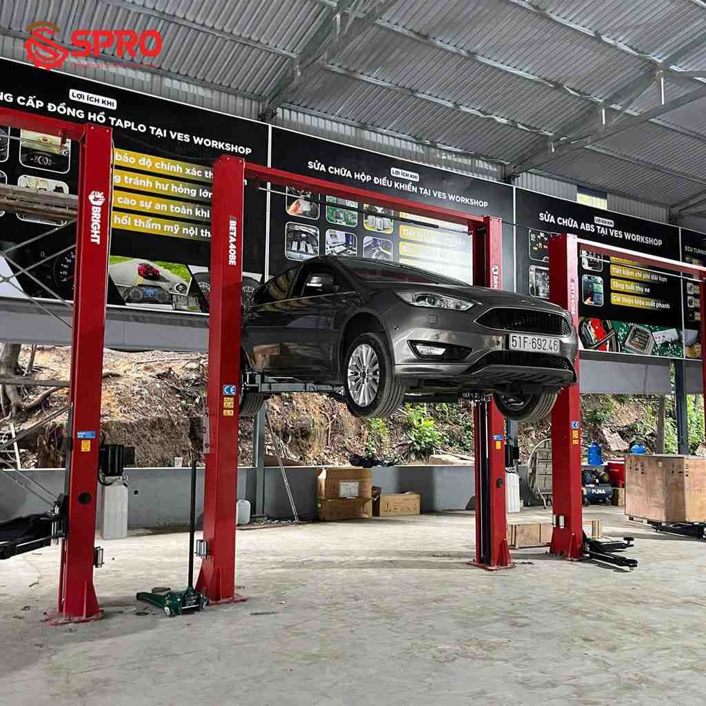 cầu nâng 2 trụ thủy lực vào chốt khóa
