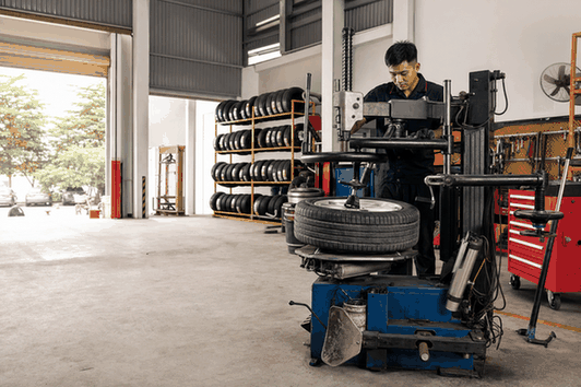 Máy ra vào lốp tự động: Top 5 dòng máy tối ưu cho gara hiện đại 2 máy ra vào lốp tự động - 3. Các dòng máy tháo vỏ tự động thương hiệu NK: Bối cảnh phù hợp: Gara tổng hợp, cửa hàng lốp quy mô vừa cần một thiết bị bền bỉ