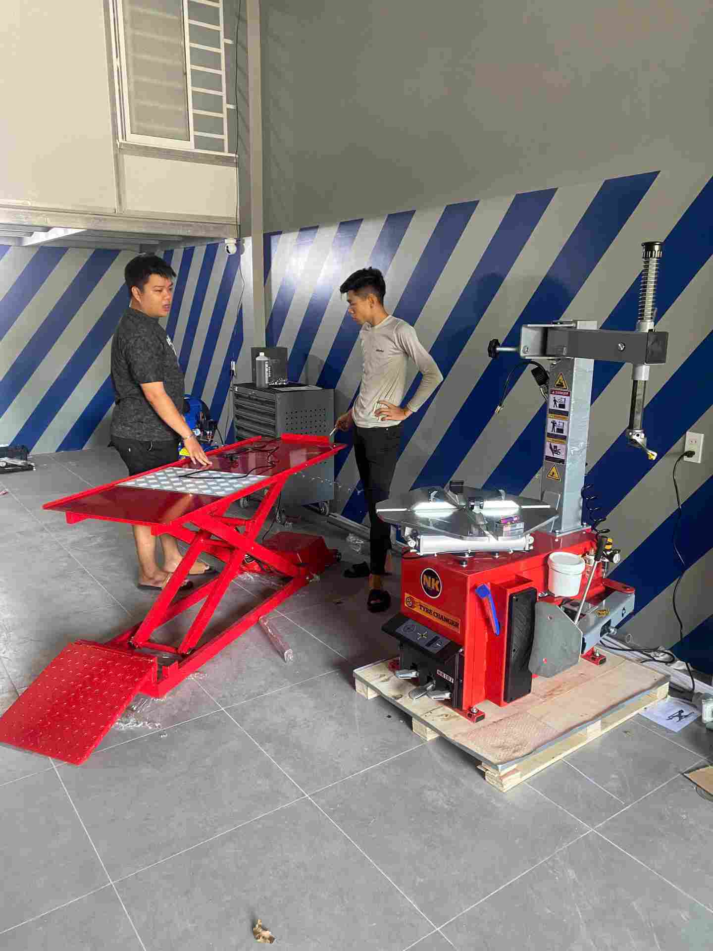 MÁY THÁO VỎ XE MÁY, XE TAY GA, Ô TÔ, BÁN TẢI GIÁ RẺ NHẤT TẠI TP.HCM 1 Bàn giao máy tháo vỏ cho tiệm sửa xe của khách