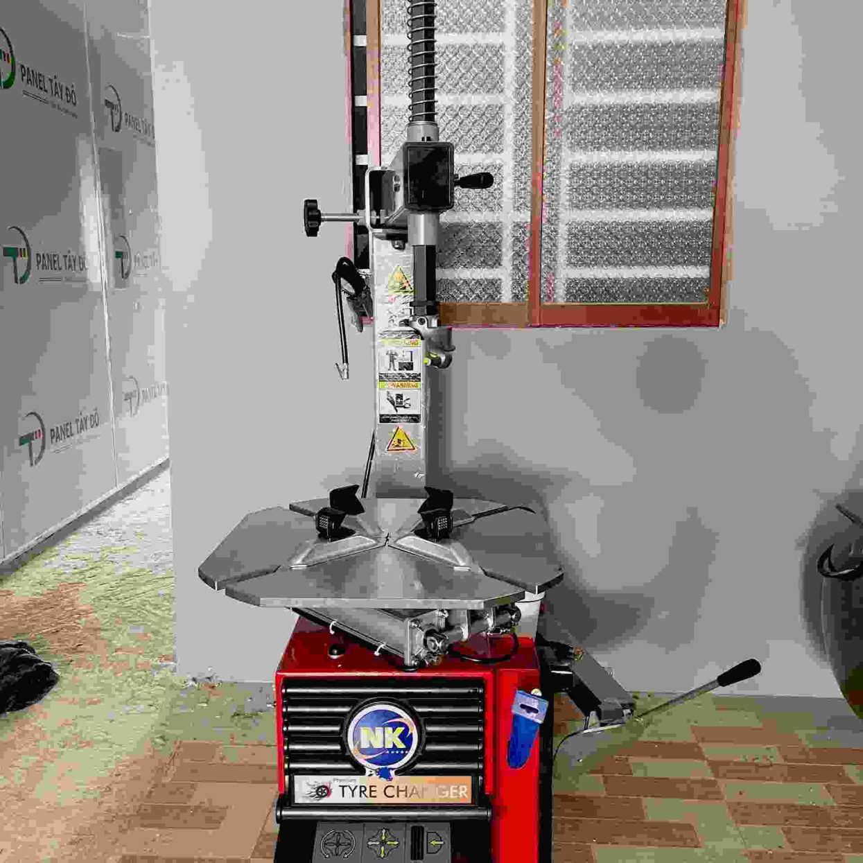 Máy tháo vỏ xe NK318E
