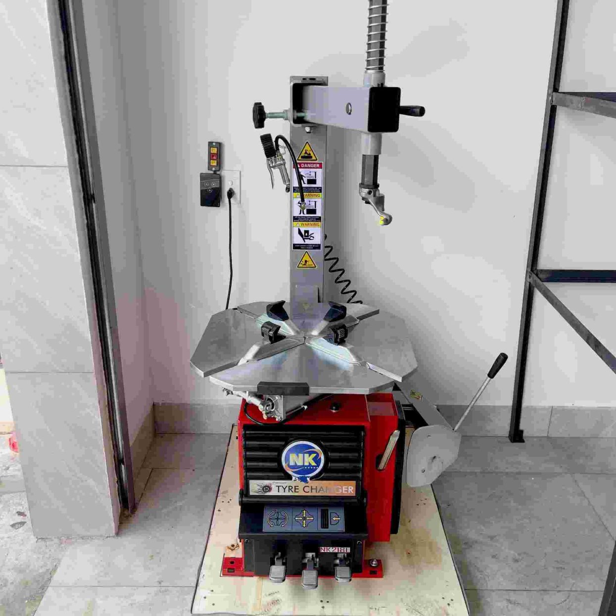 Máy tháo vỏ xe tay ga NK218E